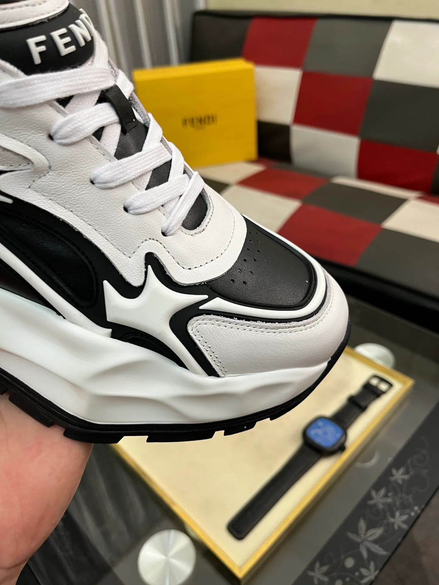 Men's Men's Shoes💰580⌚️⌚️[fendi] Fendi's classic and comfortable men's, this complex sneaker is made of soft calfskin➕genuine leather lining➕original ultra-light rubber material with rough outsole. This unique light style is suitable for the casual and refined sensibility of this season. It is comfortable and natural on the feet. It is an everyday style for casual travel in autumn and winter! 38-446️⃣colors available
